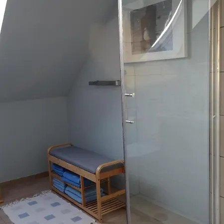 Gemuetliches Dachgeschoss-apartement Mit Seeblick Und Grossem Garten Am Wasser *