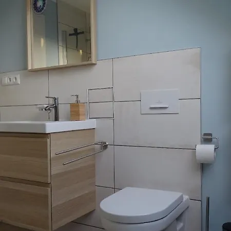 Apartamento Gemuetliches Dachgeschoss-apartement Mit Seeblick Und Grossem Garten Am Wasser *