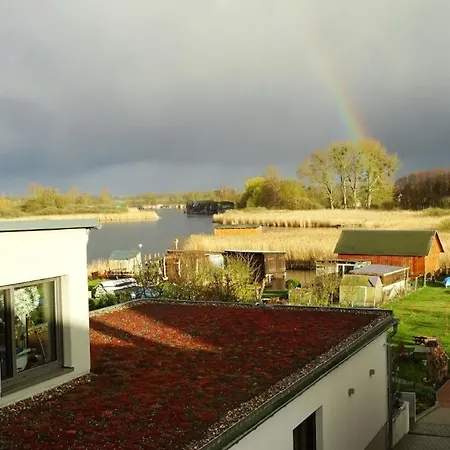Apartamento Gemuetliches Dachgeschoss-apartement Mit Seeblick Und Grossem Garten Am Wasser