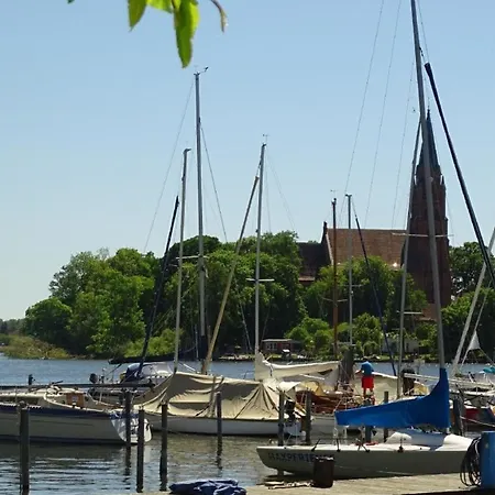 Apartamento Gemuetliches Dachgeschoss-apartement Mit Seeblick Und Grossem Garten Am Wasser