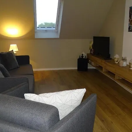 Apartamento Gemuetliches Dachgeschoss-apartement Mit Seeblick Und Grossem Garten Am Wasser