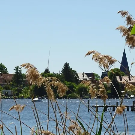 Gemuetliches Dachgeschoss-apartement Mit Seeblick Und Grossem Garten Am Wasser