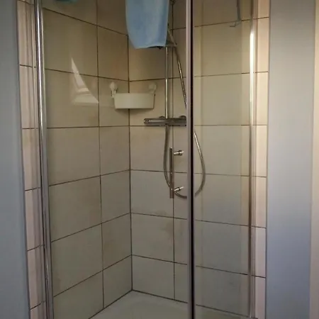 Gemuetliches Dachgeschoss-apartement Mit Seeblick Und Grossem Garten Am Wasser Apartamento *