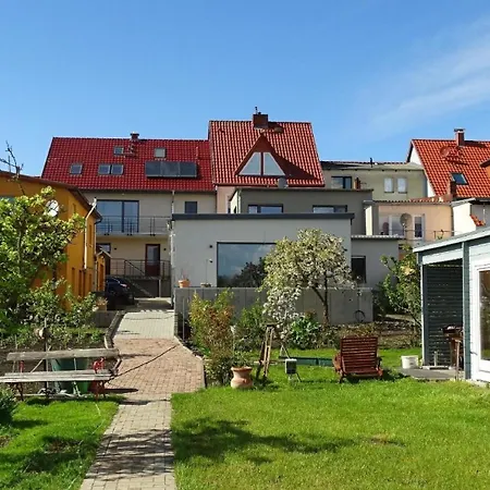 Gemuetliches Dachgeschoss-apartement Mit Seeblick Und Grossem Garten Am Wasser Röbel