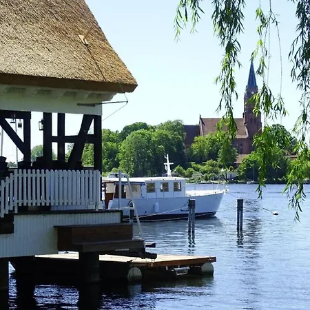 Gemuetliches Dachgeschoss-apartement Mit Seeblick Und Grossem Garten Am Wasser Apartamento