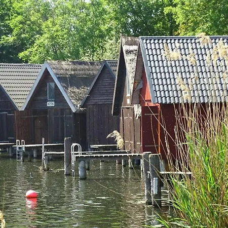 Gemuetliches Dachgeschoss-apartement Mit Seeblick Und Grossem Garten Am Wasser Apartamento Röbel